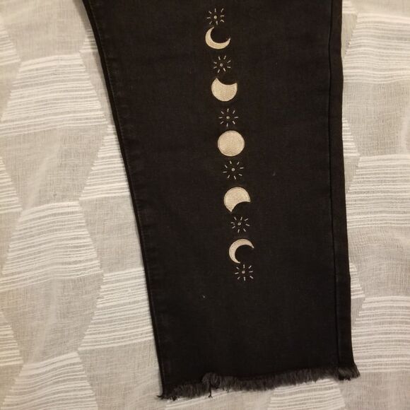 NWT Disturbia Griffinly Moon Embroidered Distressed Mom Jeans Black Size 38 - Picture 4 of 9